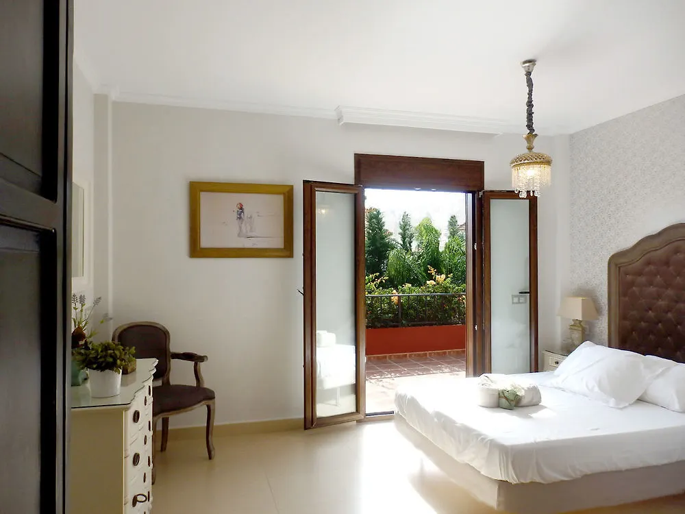 Waterfront Villa Saudiトレモリノス 0*, トレモリノス